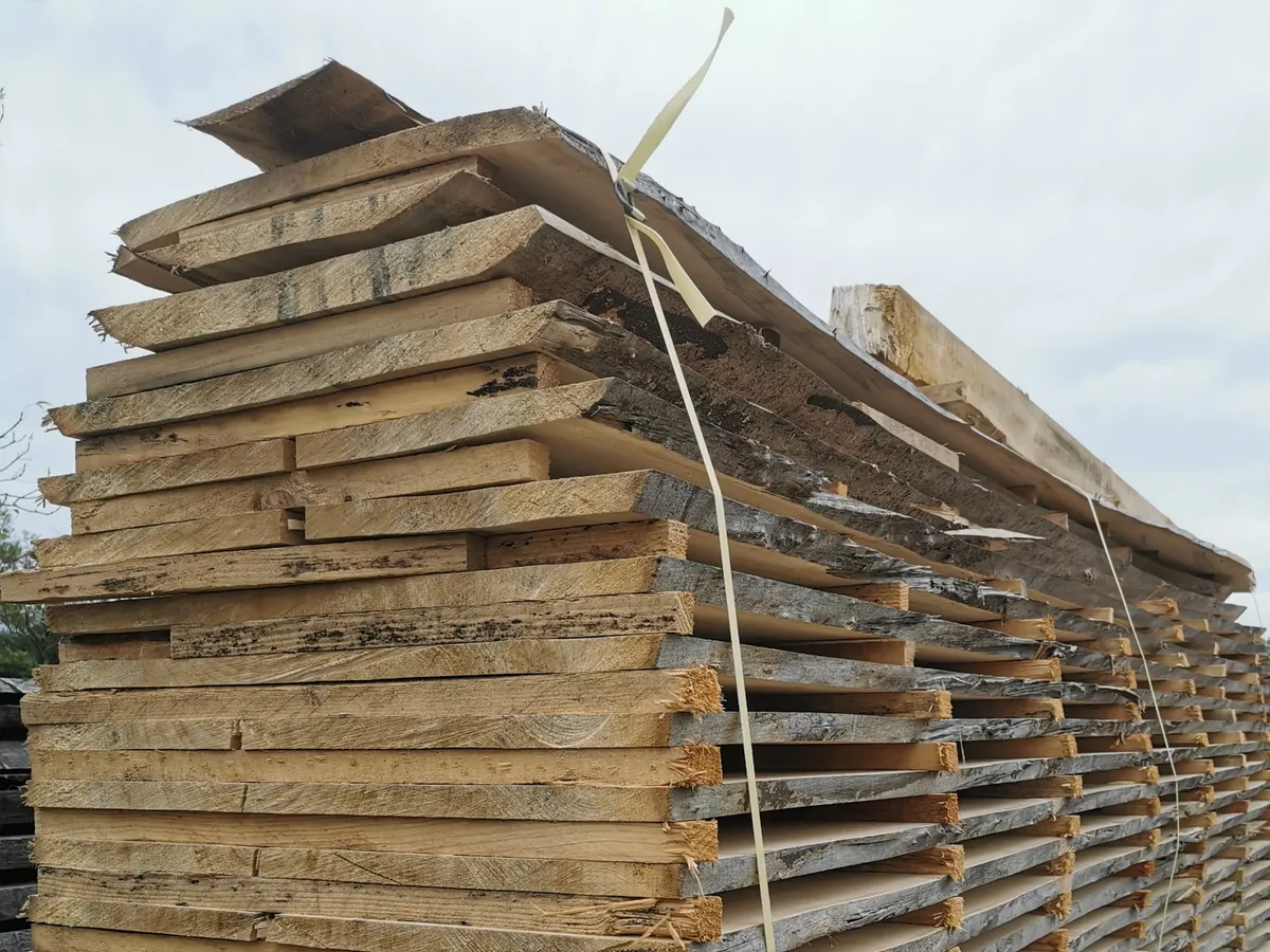 Pile de plateaux de bois sciés et rangés sur le parc de la scierie Gonod-Morel